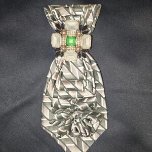 Elegant Patterned Necklace Tie With Vintage Brooch